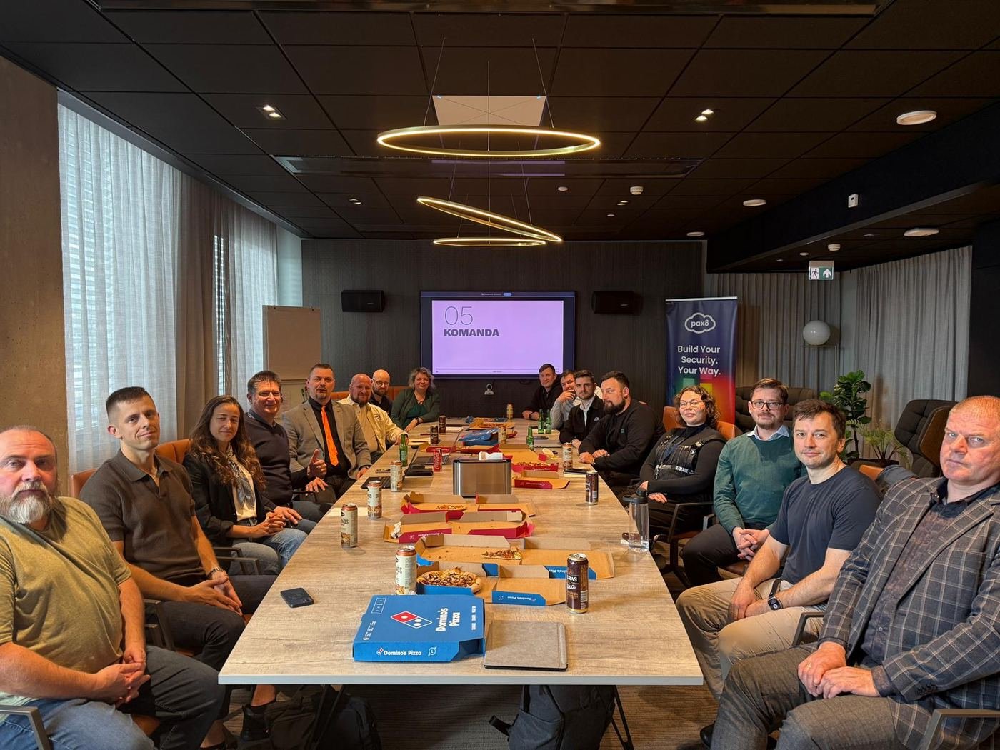 MSP HUB LT gegužės susitikimo dalyviai prie stalo